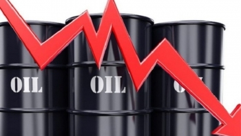 Giá xăng dầu hôm nay 3/8/2022: Tiếp tục lao dốc