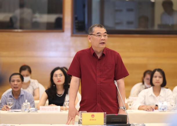 Trung tướng Tô Ân Xô, Chánh Văn phòng Bộ Công an: Sẽ ghi ở phần bổ sung ghi chú trong hộ chiếu nơi sinh của công dân nếu cần thiết . Trung tướng Tô Ân Xô, Chánh Văn phòng Bộ Công an: Sẽ ghi ở phần bổ sung ghi chú trong hộ chiếu nơi sinh của công dân nếu cần thiết .