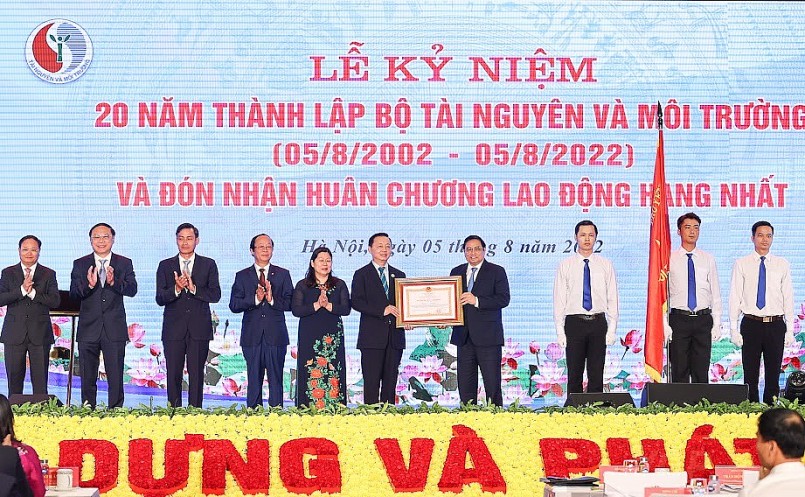 Thủ tướng Chính phủ Phạm Minh Chính thay mặt lãnh đạo Đảng, Nhà nước trao Huân chương Lao động hạng Nhất tặng Bộ Tài nguyên và Môi trường - Ảnh: VGP Thủ tướng Chính phủ Phạm Minh Chính thay mặt lãnh đạo Đảng, Nhà nước trao Huân chương Lao động hạng Nhất tặng Bộ Tài nguyên và Môi trường - Ảnh: VGP