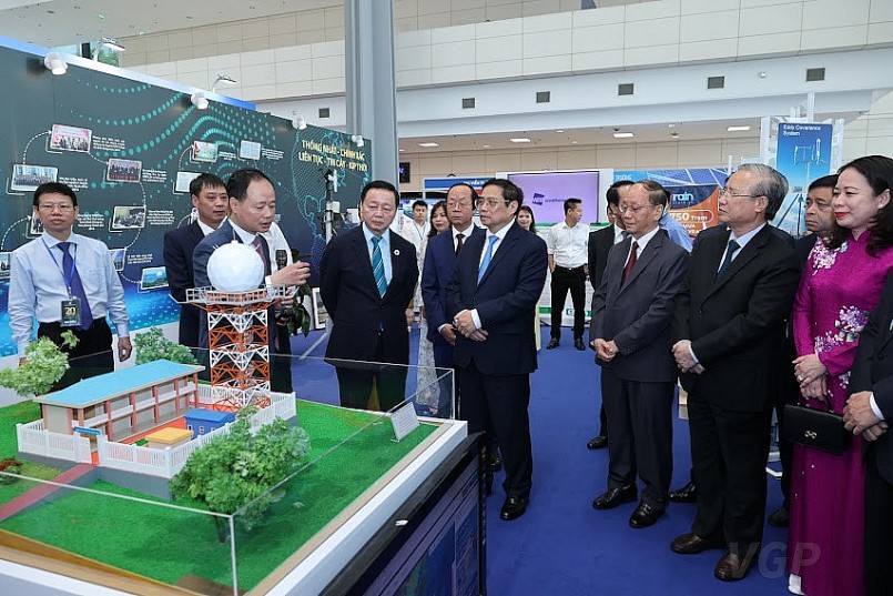 Thủ tướng Phạm Minh Chính và các đồng chí lãnh đạo, nguyên lãnh đạo Đảng, Nhà nước tham quan triển làm thành tựu của Bộ Tài nguyên và Môi trường trong khuôn khổ lễ kỷ niệm. Ảnh: VGP