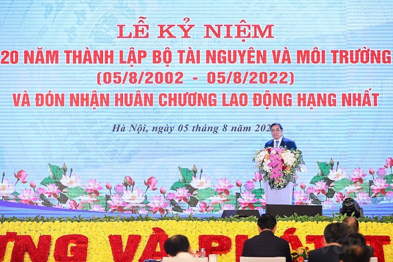 Thủ tướng nhấn mạnh trong thời gian tới, ngành TN&MT nâng cao hiệu quả quản lý, sử dụng các nguồn tài nguyên thiên nhiên, khắc phục các tồn tại, hạn chế nhất là trong lĩnh vực đất đai, khoáng sản - Ảnh: VGP