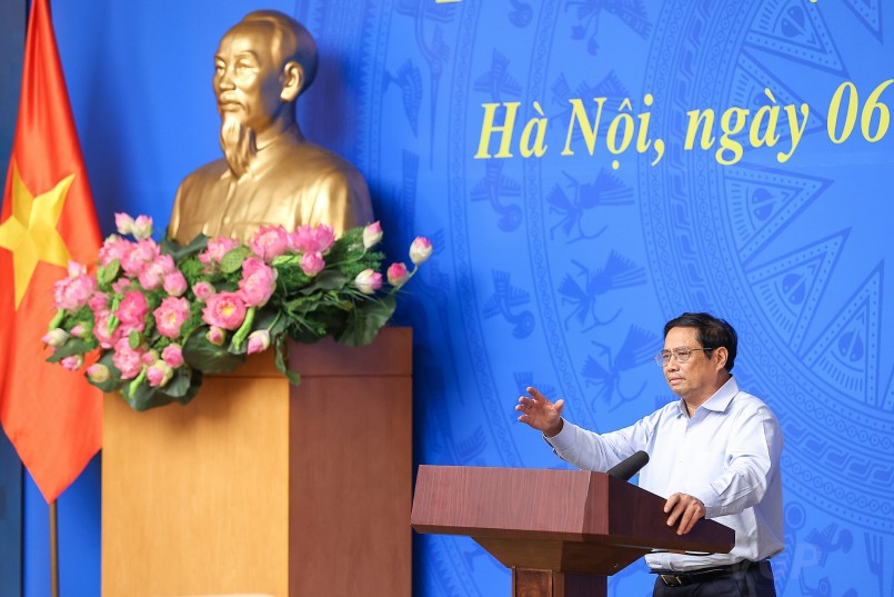 Thủ tướng chia sẻ với những khó khăn, gian khổ, mất mát, hi sinh của các lực lượng tuyến đầu, các địa phương, của người dân, doanh nghiệp trong hơn 2 năm phòng, chống dịch vừa qua. Ảnh: VGP