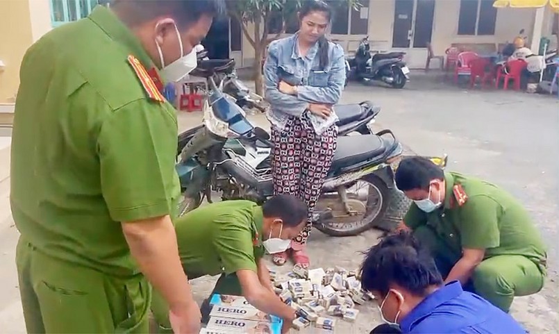 Lực lượng chức năng kiểm tra hàng hóa vi phạm Lực lượng chức năng kiểm tra hàng hóa vi phạm