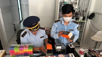 Đồng Tháp: Phát hiện vụ kinh doanh máy hút thuốc lá điện tử nhập lậu