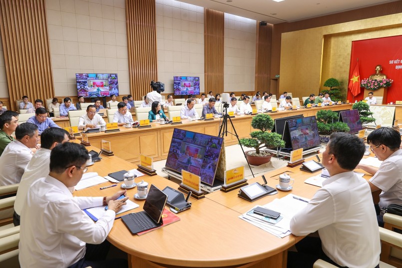 Thủ tướng yêu cầu đẩy mạnh kết nối, chia sẻ dữ liệu giữa các bộ, ngành, địa phương, đề nghị Bộ Công an nghiên cứu xây dựng Trung tâm điều phối dữ liệu dân cư - Ảnh: VGP/Nhật Bắc