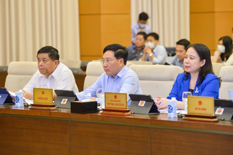 Ủy viên Bộ Chính trị, Phó Thủ tướng Thường trực Chính phủ Phạm Bình Minh; Phó Chủ tịch nước Cộng hòa xã hội chủ nghĩa Việt Nam Võ Thị Ánh Xuân, Bộ trưởng Bộ Kế hoạch và Đầu tư Nguyễn Chí Dũng tham dự phiên họp 