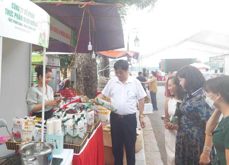 Ông Nguyễn Văn Chí, Phó Chánh Văn phòng Thường trực Văn phòng Điều phối Nông thôn mới Hà Nội thăm gian hàng sản xuất bún, miến của Công ty thực phẩm Minh Dương. 