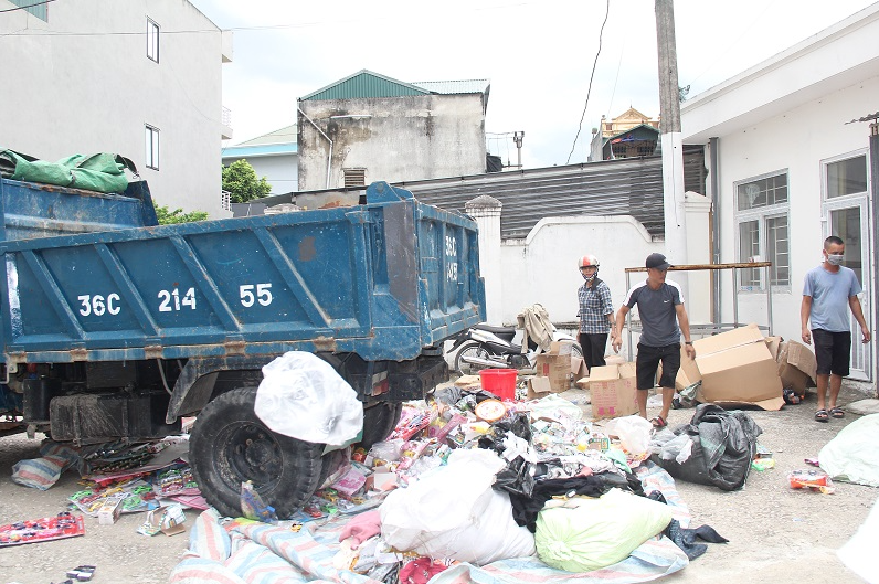 Các loại hàng hóa vi phạm hành chính bị xe tải nghiền nát và đưa đi tiêu hủy theo quy định.