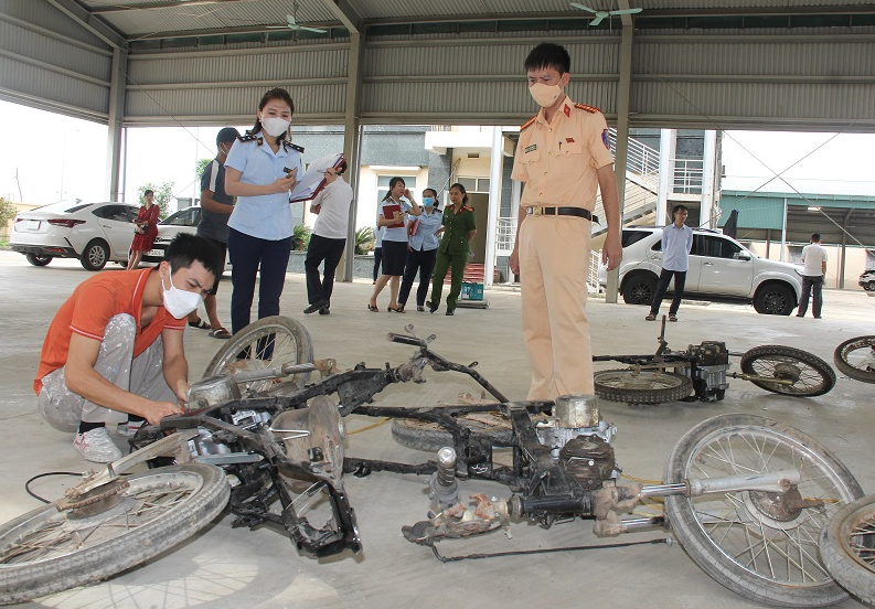 9 chiếc xe mô tô 2 bánh đã bị phá hủy số khung, số máy, tách rời các bộ phận và xác định khối lượng phế liệu thu hồi.