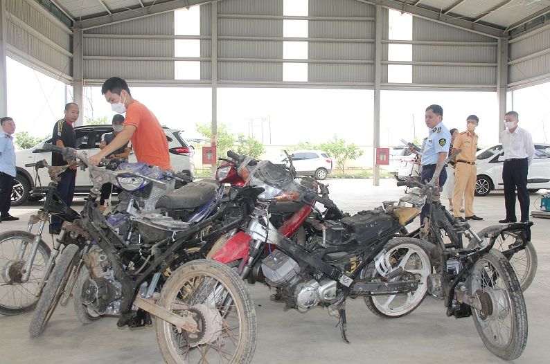 9 chiếc xe mô tô 2 bánh hiện không còn giá trị sử dụng bị tiêu hủy.