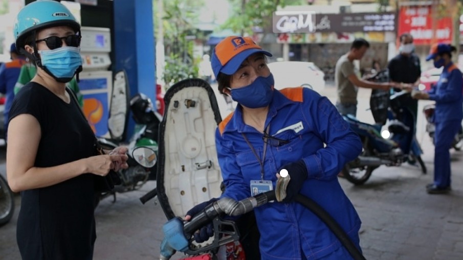 Giá xăng giảm thêm 900 đồng/lít