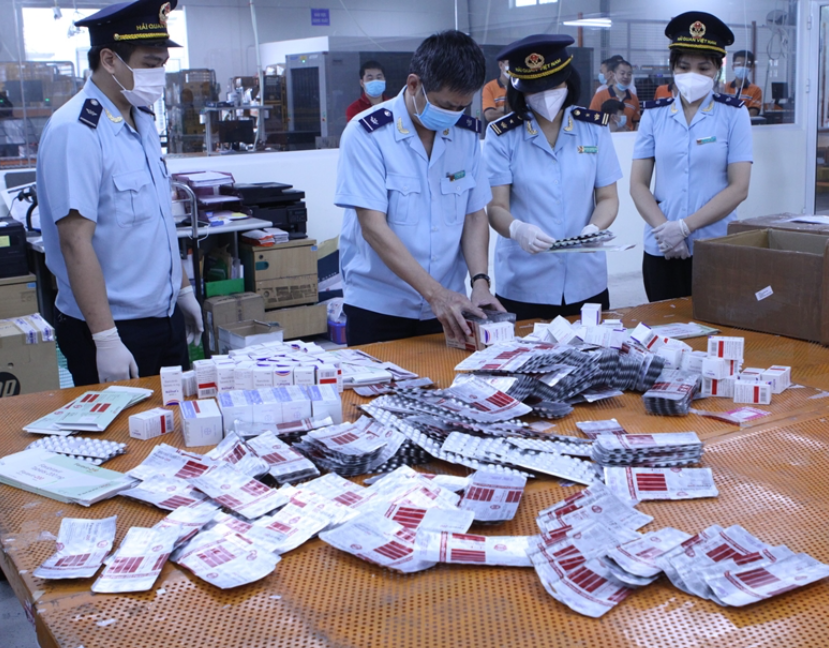 buôn lậu, gian lận thương mại, vận chuyển hàng hóa trái phép qua biên giới cùng với phương thức, thủ đoạn tinh vi 