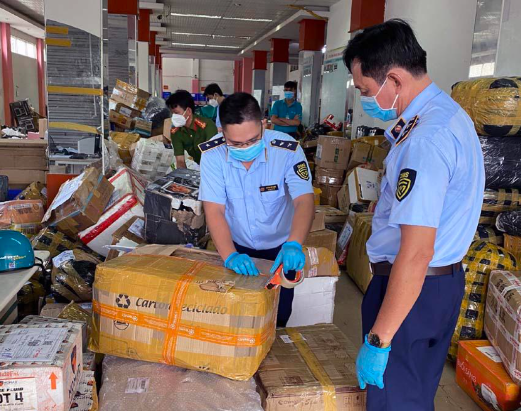 QLTT Hà Nội kiểm tra, bắt giữ hàng lậu tại điểm vận chuyển hàng hóa trên địa bàn quận Đống Đa.