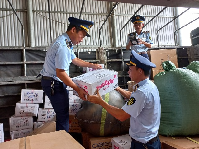 Tiến hành kiểm điếm hàng hóa vi phạm. 