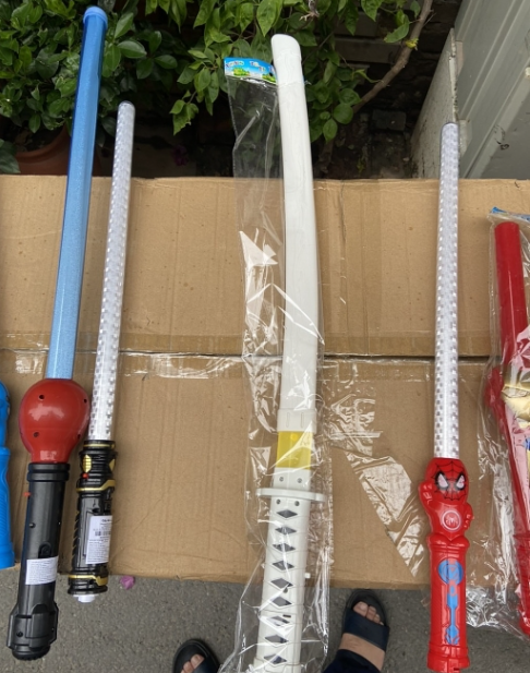 Các sản phẩm đồ chơi trẻ em bằng nhựa, hình dạng kiếm bị thu giữ.