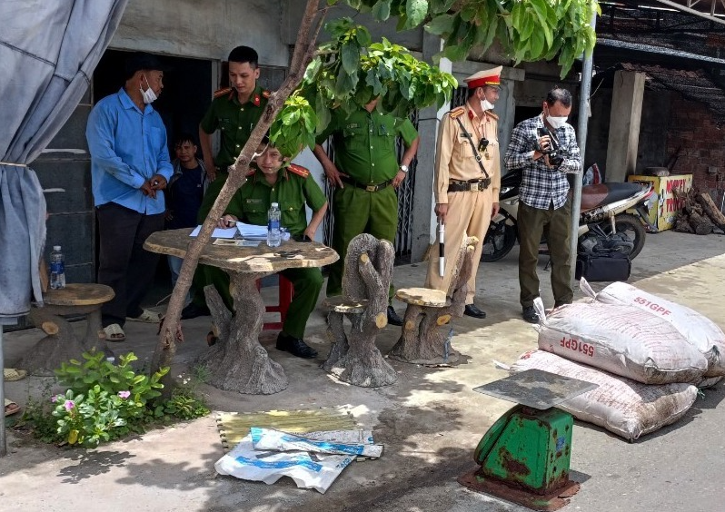 Xe ô tô khách chở 367 kg mỡ động vật bốc mùi hôi thối. Xe ô tô khách chở 367 kg mỡ động vật bốc mùi hôi thối.