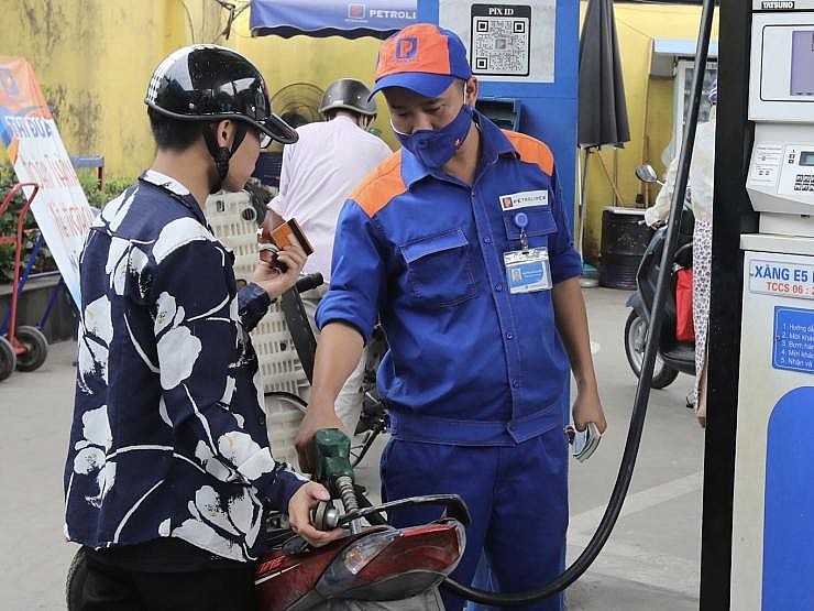 Sau 5 lần giảm giá liên tiếp, hiện giá bán lẻ mỗi lít xăng dầu đã rẻ hơn khoảng 7.580-8.200 đồng so với thời điểm cuối tháng 6/2022 và về mức cuối tháng 10/2021 Sau 5 lần giảm giá liên tiếp, hiện giá bán lẻ mỗi lít xăng dầu đã rẻ hơn khoảng 7.580-8.200 đồng so với thời điểm cuối tháng 6/2022 và về mức cuối tháng 10/2021