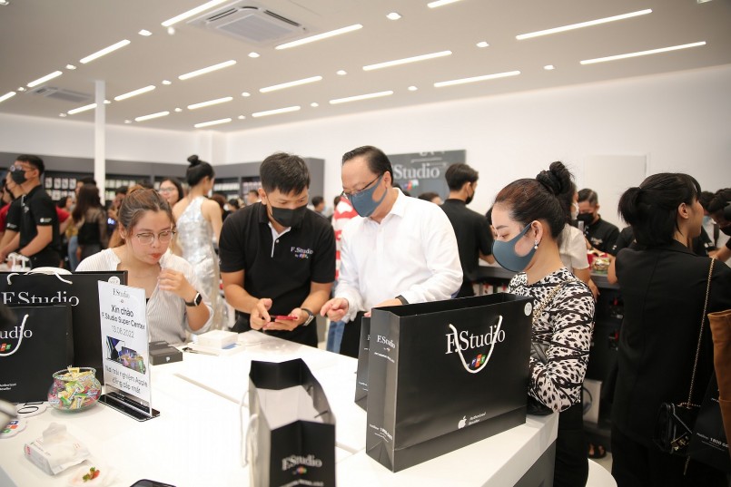 Khách hàng đến mua sắm tại F.Studio by FPT từ ngày 13 - 19/8 sẽ được tặng nhiều ưu đãi thiết thực.