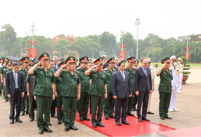 Thủ tướng Chính phủ Phạm Minh Chính cùng Đoàn các nhà khoa học, lãnh đạo VILAR do Giám đốc, Viện sỹ Viện Hàn lâm khoa học Liên bang Nga Sidelnikov Nikolai Ivanovich làm Trưởng đoàn sang Việt Nam dự Hội nghị tổng kết 30 năm hợp tác trực tiếp giữa Ban Quản lý Lăng Chủ tịch Hồ Chí Minh với Viện vào Lăng viếng Chủ tịch Hồ Chí Minh. Ảnh VGP/Nhật Bắc Thủ tướng Chính phủ Phạm Minh Chính cùng Đoàn các nhà khoa học, lãnh đạo VILAR do Giám đốc, Viện sỹ Viện Hàn lâm khoa học Liên bang Nga Sidelnikov Nikolai Ivanovich làm Trưởng đoàn sang Việt Nam dự Hội nghị tổng kết 30 năm hợp tác trực tiếp giữa Ban Quản lý Lăng Chủ tịch Hồ Chí Minh với Viện vào Lăng viếng Chủ tịch Hồ Chí Minh. Ảnh VGP/Nhật Bắc