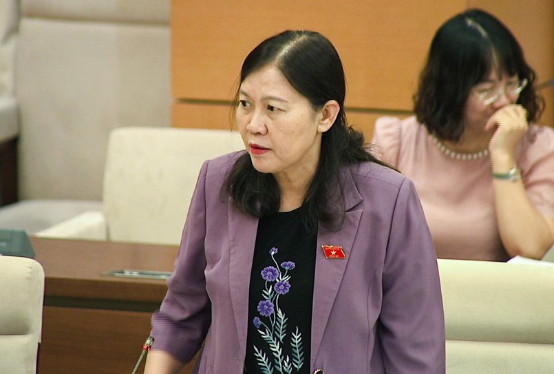 Chủ nhiệm Ủy ban Tư pháp Lê Thị Nga trình bày báo cáo thẩm tra Chủ nhiệm Ủy ban Tư pháp Lê Thị Nga trình bày báo cáo thẩm tra