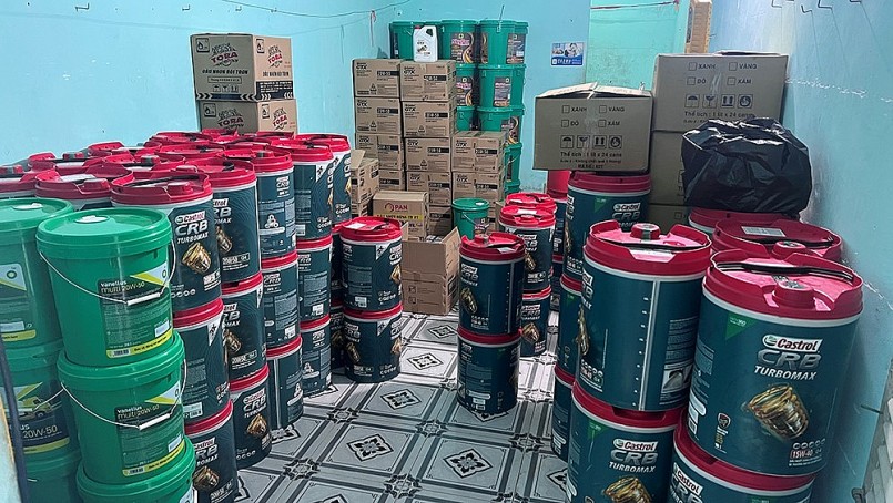 Phát hiện nhiều dầu nhớt giả mạo nhãn hiệu Phát hiện nhiều dầu nhớt giả mạo nhãn hiệu