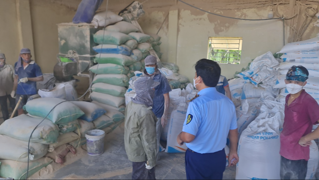 Hải Dương: Phát hiện hàng chục tấn cám mỳ trộn bột đá