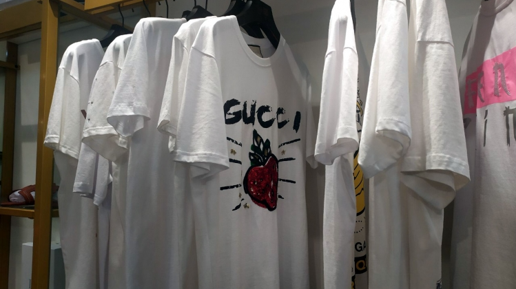 Nhiều sản phẩm mang nhãn hiệu nổi tiếng có dấu hiệu giả mạo nhãn hiệu được bảo hộ tại Việt Nam.