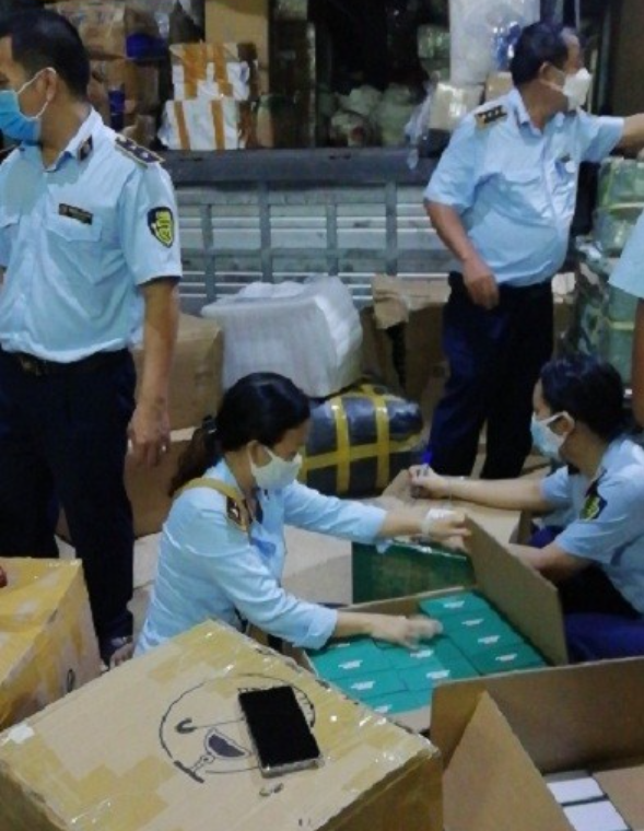 Lực lượng QLTT Bình Định kiểm tra một lô hàng vi phạm. Lực lượng QLTT Bình Định kiểm tra một lô hàng vi phạm.