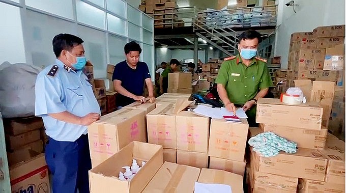 Lực lượng chức năng kiểm tra hàng hóa Lực lượng chức năng kiểm tra hàng hóa