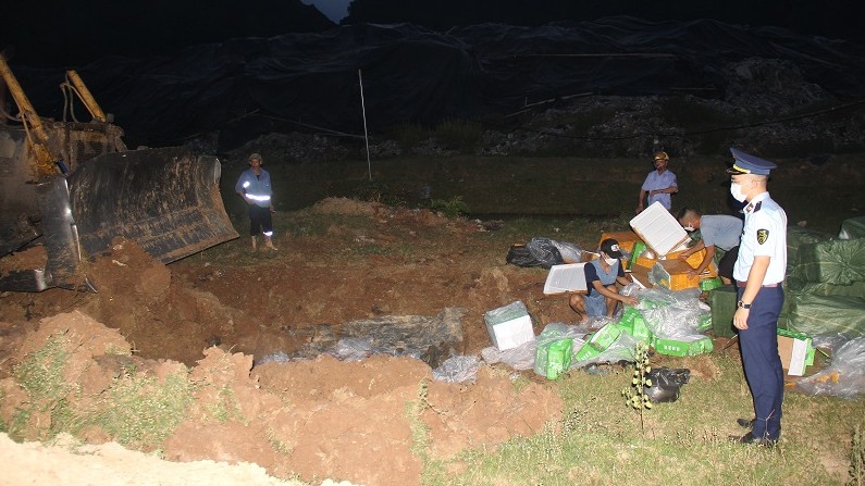 Thanh Hóa: Tiêu hủy 1,2 tấn thực phẩm không rõ nguồn gốc