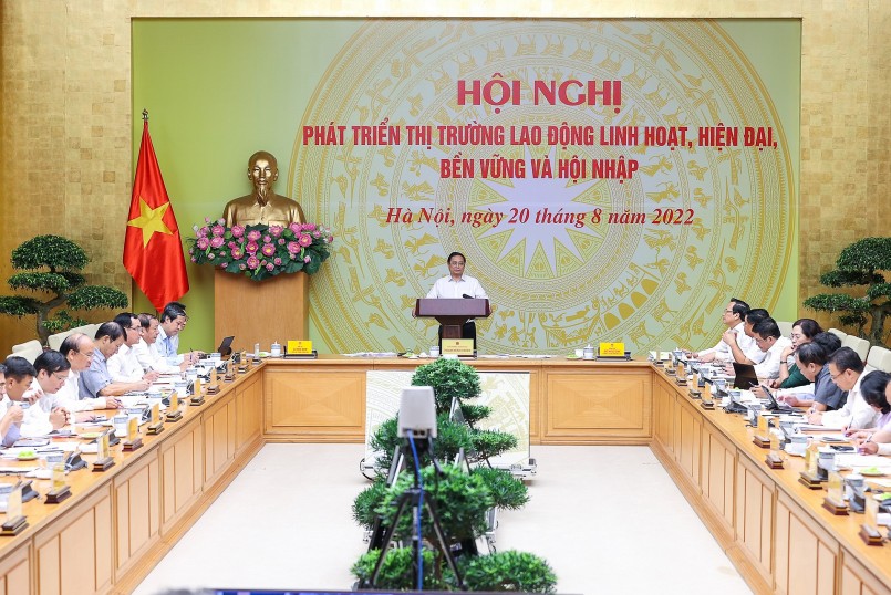 Thủ tướng: Nâng cao nhận thức về thị trường lao động, tuân thủ các quy luật của kinh tế thị trường theo định hướng xã hội chủ nghĩa, coi lao động là hàng hóa đặc biệt để có cơ chế, chính sách phù hợp. Ảnh: VGP