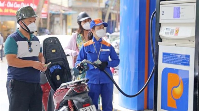 Giá xăng giữ nguyên, dầu tăng