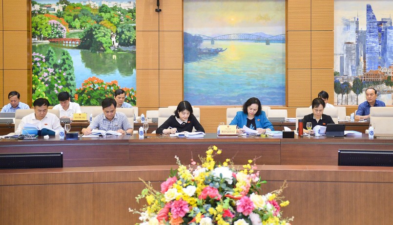 Các thành viên Đoàn giám sát của Quốc hội về việc thực hiện chính sách, pháp luật về thực hành tiết kiệm, chống lãng phí làm việc với Bộ Tài chính.