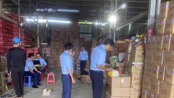 An Giang: Thu giữ lượng lớn bánh kẹo do nước ngoài sản xuất