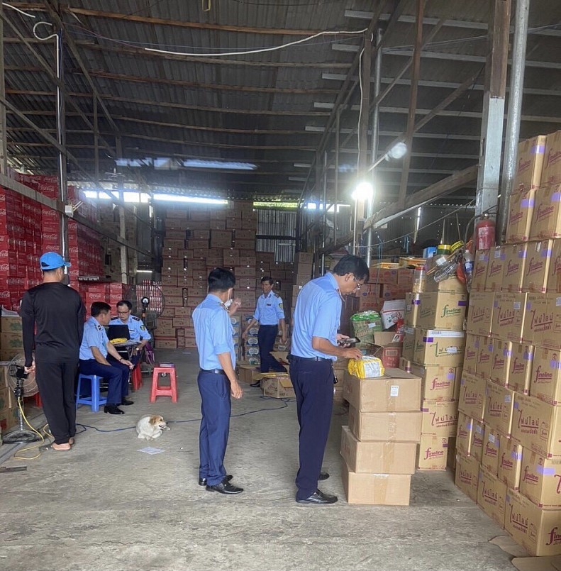 Kiểm tra hàng hóa vi phạm (Ảnh: Thái Văn Trọng)