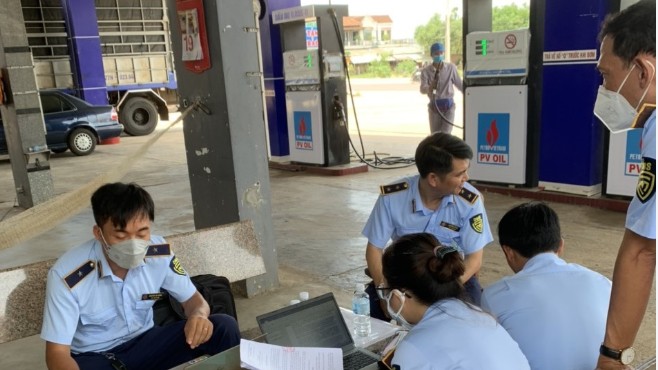 Phát hiện cửa hàng bán lẻ xăng dầu sử dụng cột bơm đã hết kiểm định