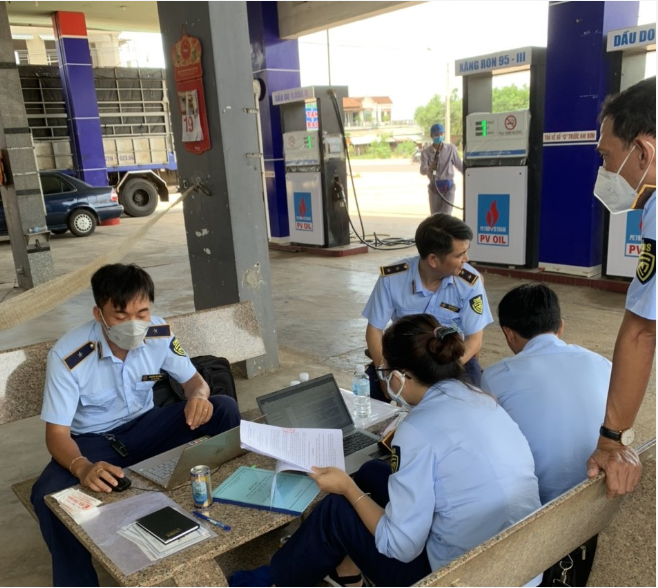 Đoàn kiểm tra Đội Quản lý thị trường số 4 đang kiểm tra tại Cây xăng PT Đoàn kiểm tra Đội Quản lý thị trường số 4 đang kiểm tra tại Cây xăng PT