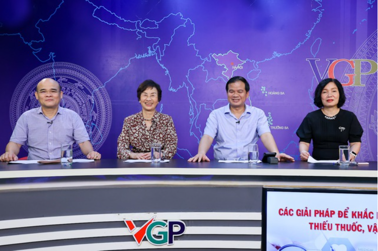 Các khách mời tham dự tọa đàm “Các giải pháp để khắc phục tình trạng thiếu thuốc, vật tư y tế” (từ trái sang): TS. Nguyễn Huy Quang, nguyên Vụ trưởng Vụ Pháp chế (Bộ Y tế); bà Bùi Thị An, nguyên đại biểu Quốc hội khóa XIII; PGS.TS. Đào Xuân Cơ, Giám đốc Bệnh viện Bạch Mai; bà Nguyễn Thị Ngọc Bảo, Phó Giám đốc Trung tâm Mua sắm tập trung thuốc quốc gia, Bộ Y tế - Ảnh: VGP