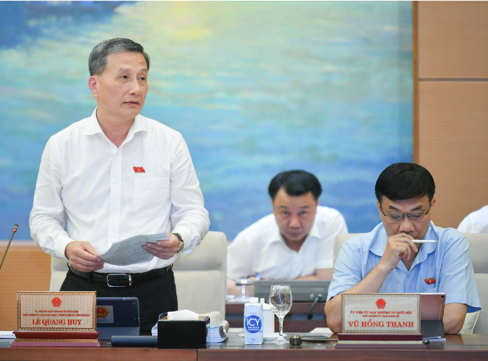 Chủ nhiệm Ủy ban Khoa học, Công nghệ và Môi trường Lê Quang Huy tại phiên họp