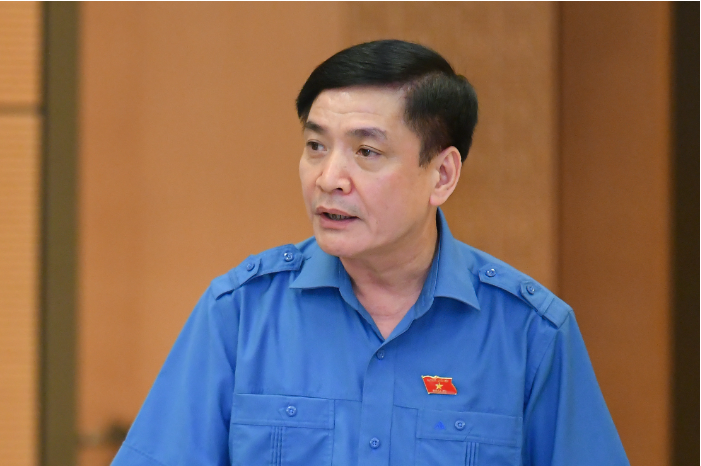Tổng Thư ký Quốc hội, Chủ nhiệm Văn phòng Quốc hội Bùi Văn Cường đóng góp ý kiến tại Phiên họp