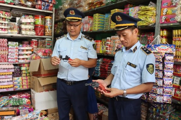 Lực lượng Quản lý thị trường Lạng Sơn kiểm tra hàng hóa vi phạm
