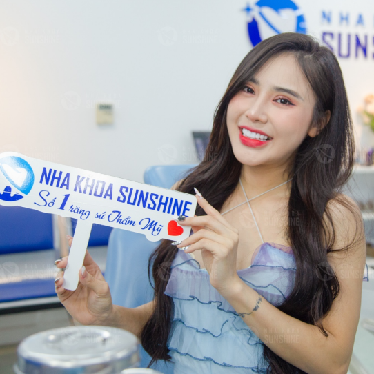 Thúy Kiều hoạt động trong lĩnh vực Model lựa chọn công nghệ Super Ultra Thin tại Sunshine để thay đổi nụ cười.