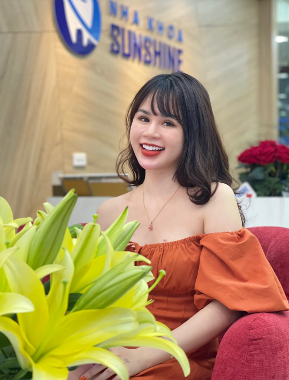 Chị B.H.L đã có những giây phút tuyệt vời khi trải nghiệm dịch răng sứ thẩm mỹ tại Nha khoa Thẩm mỹ Quốc tế Sunshine. Hàm răng trắng sáng, đều đẹp nhưng không kém phần tự nhiên đã giúp chị có một nụ cười rạng rỡ, hài hoà trên gương mặt.