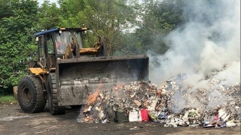 Long An: Tiêu hủy hơn 130.000 bao thuốc lá điếu nhập lậu