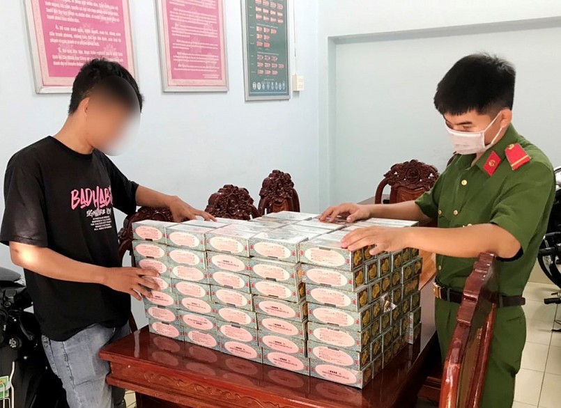 Lực lượng chức năng kiểm đếm số hàng hóa vi phạm (ảnh: Tiến Tầm)