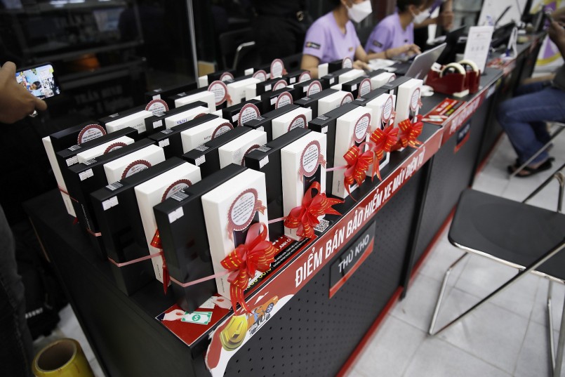 Chỉ sau 1 giờ mở bán, FPT Shop giao 500 máy Galaxy Z Series cho khách hàng