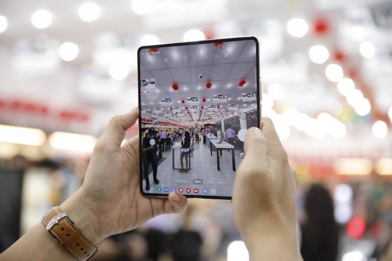Chỉ sau 1 giờ mở bán, FPT Shop giao 500 máy Galaxy Z Series cho khách hàng