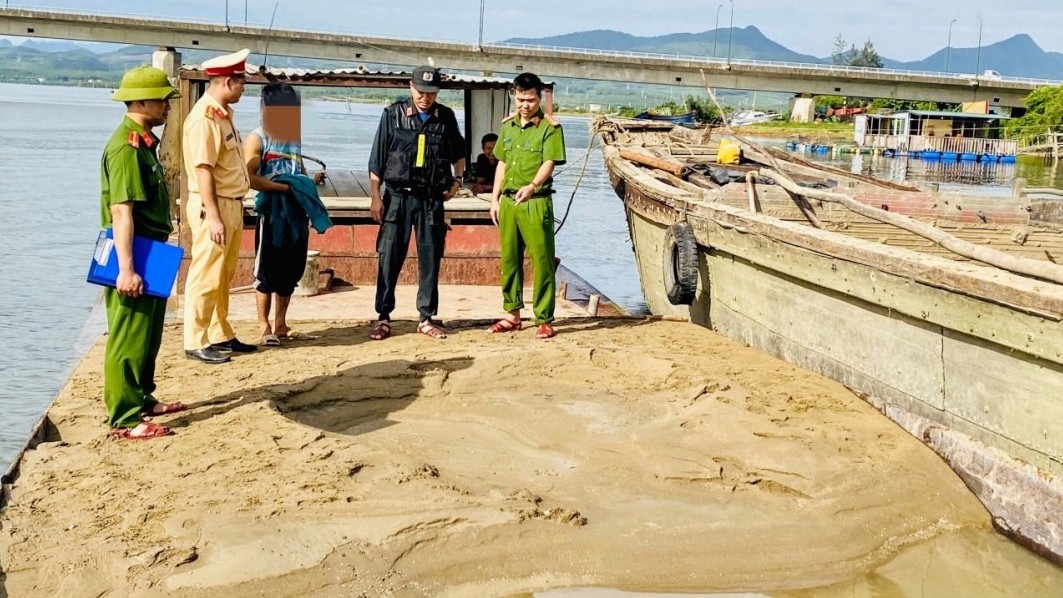 Quảng Bình: Bắt giữ thuyền của "cát tặc" đang khai thác khoáng sản trái phép