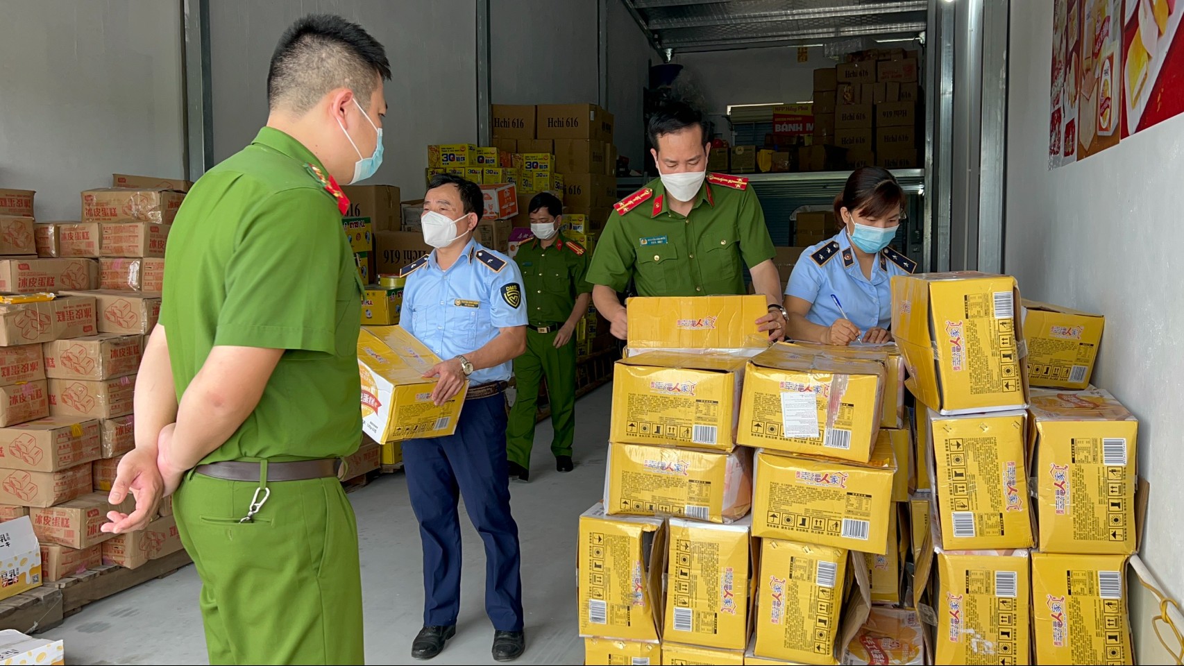 Hà Nội: Thu giữ hơn 500 thùng bánh kẹo chưa rõ nguồn gốc