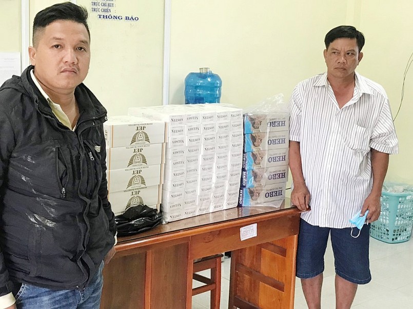 Hai đối tượng Lê Quốc Dũng và Phan Văn Bổ cùng tang vật bị thu giữ Hai đối tượng Lê Quốc Dũng và Phan Văn Bổ cùng tang vật bị thu giữ